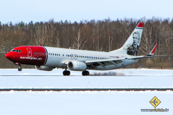 Boeing 737-8DY